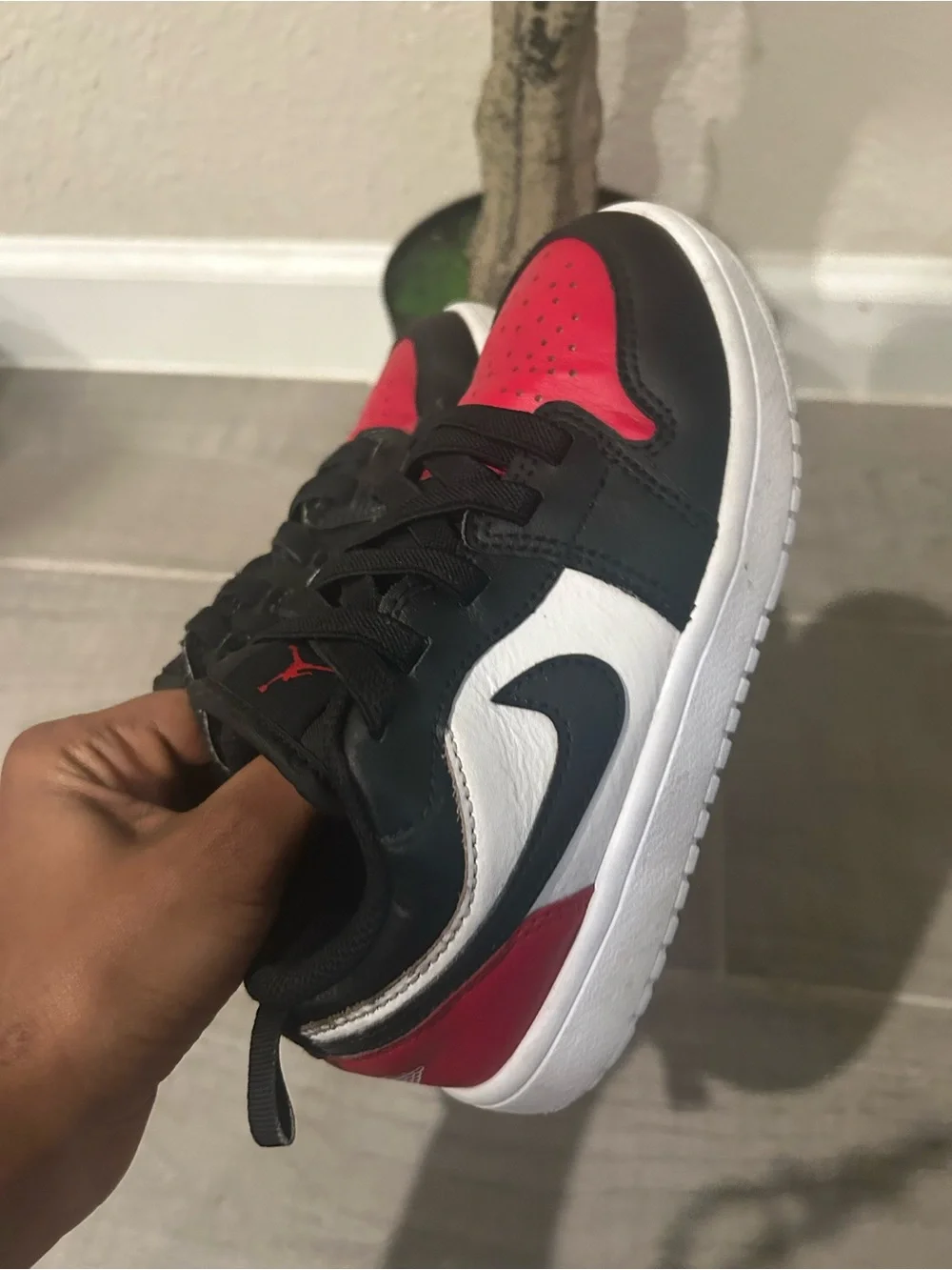 Nike Kids' Low-Top Sneakers in Black and Red